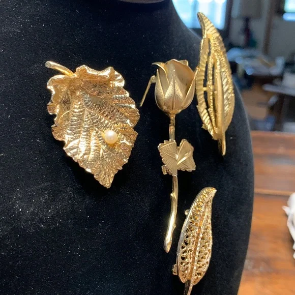 LOT OF 4 60’s GOLDEN LEAF BROOCHES AND ROSE BROOCH - Picture 9 of 13